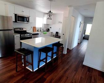 2min to Lackland AFB Entire House near SeaWorld! - San Antonio - Kitchen