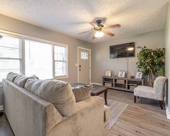Nice and Cozy 2 Bedroom Home -10 min from Ft. Benning, GA - Columbus - Living room