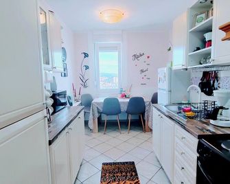 Apartment Sleeps 2 with Stunning Views - Omisalj - Kuchnia