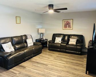 Modern & Comfy Home in Commerce City! - Commerce City - Sala de estar