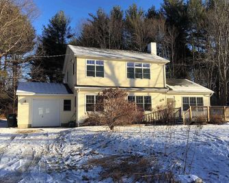 Imagine Being Lakeside This Summer! Book Now! - Lenox - Building