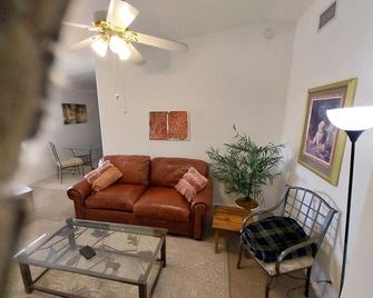 Charming, Modern, Stylish 4-bedroom house with AC 1 mile off Interstate 10 - Benson