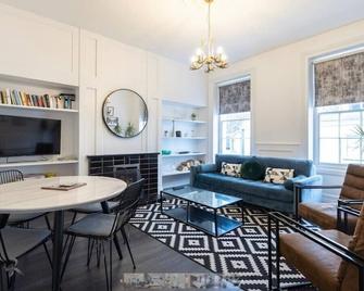 Aquila House: 2 Bed Victorian Apartment - Jersey - Pokój dzienny