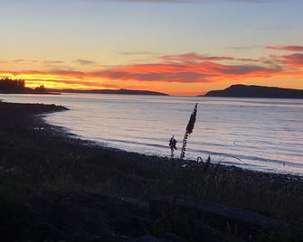 Board and Barrel on the Beach Private oceanfront 2 bedroom cabin with sauna - Qualicum Beach - Beach