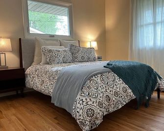 Fully Renovated Scandinavian Inspired Home - Urbandale - Спальня