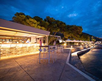 Ramada by Wyndham Loutraki Poseidon Resort - Loutraki - Bar