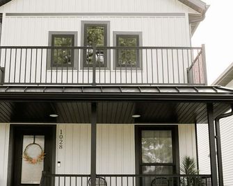 Burnett Cottage - Pine - Cedar Rapids - Building