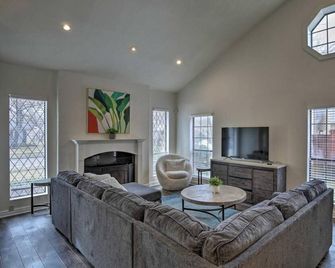 Tulane Modern Richardson Retreat w/ Pool & Indoor Hot Tub! - Richardson - Sala de estar