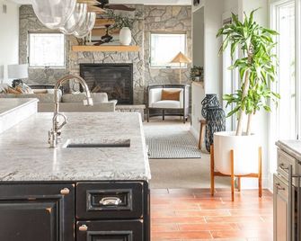 Luxury Lakehouse on Lac La Belle with pier Oconomowoc - Oconomowoc - Eetruimte