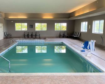 Super 8 by Wyndham Cedar Falls IA - University - Cedar Falls - Pool