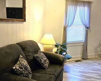 Duplex2 At Chestnut Near Ecu And Ecu Health - Greenville - Living room