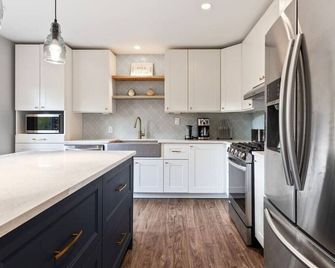 Skipping Rock Loft: Play, Relax & Recharge - Meaford - Kitchen