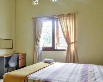 Zen Rooms Depok Sleman Syariah - יוגיאקרטה - חדר שינה