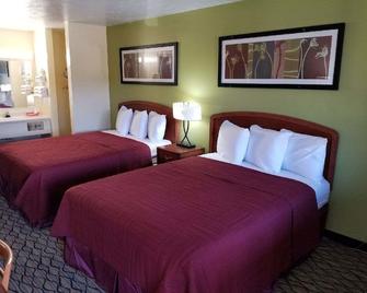Economy Inn & Suites - Cedar Lake - Bedroom
