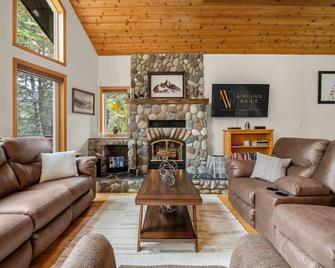 Crescent Moon Lodge | A-Frame | Hot Tub | Fire Pit - Invermere - Wohnzimmer