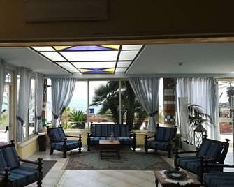 Hotel Nike - ג'יארדיני נאקסוס - לובי