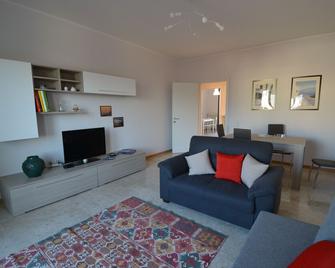 Biroldi Apartment - Varese - Sala de estar