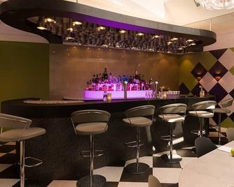 Central Weert Comfort with On-Site Dining, Free Parking & Easy Train Access - Weert - Bar