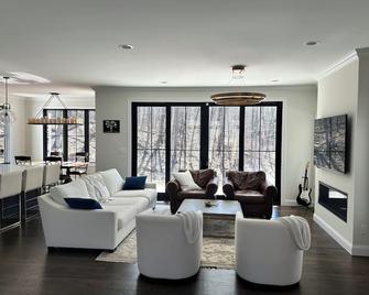 New modern, luxurious home on 2.5 acres. 10 min to Powder Ridge & Middletown. - Durham - Sala de estar