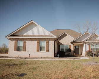 4br Extended Stay Fenced Yard Pet Friendly - Byron - Edificio