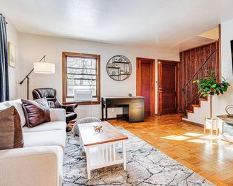 Pet-friendly Saint Paul Home w/ Shared Yard! - Saint Paul - Living room
