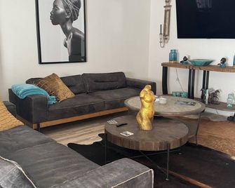 3-bedroom Immaculate remodeled condo in marvelous Brentwood. - Brentwood - Living room
