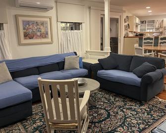 house close to Phillips academy and down town - Andover - Living room