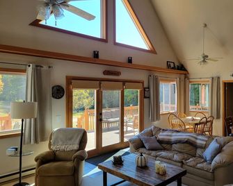 Chalet Getaway on 20 Acres - Cadillac - Living room