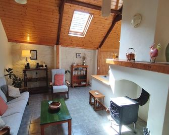 Gorgeous spacious cottage in pretty garden setting in Sunny South East Ireland! - New Ross - Living room