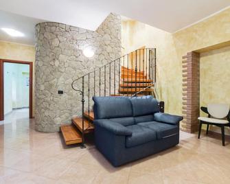 Refreshing Mobile Home in Ruoti With Fireplace - Ruoti - Sala de estar