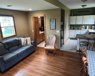 2 Bedrooms - Room to park boat! - Close to water & Potawatomi State Park - Sturgeon Bay - Sala de estar