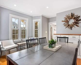 Historic Downtown Townhouse Beautiful Kitchen Parking - Newburyport - Essbereich