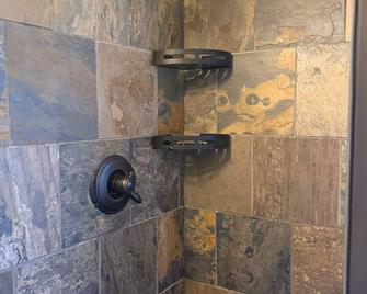 Beautiful Queen Suite near Castle, City & Beach - Victoria