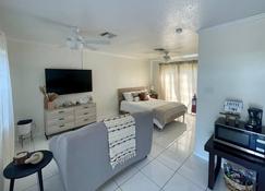 Centrally located, cozy studio in residential neighborhood. - George Town - Bedroom