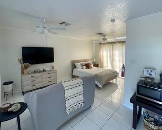 Centrally located, cozy studio in residential neighborhood. - George Town - Bedroom