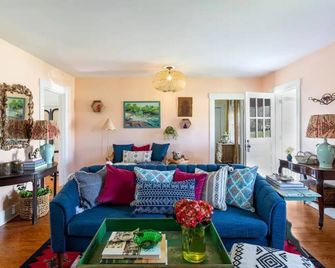 Charming Cottage on beautiful Farm & Vineyard - Keswick - Living room