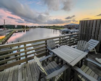 Offshore Paradise: Steps from the Gulf - Venice - Balcony