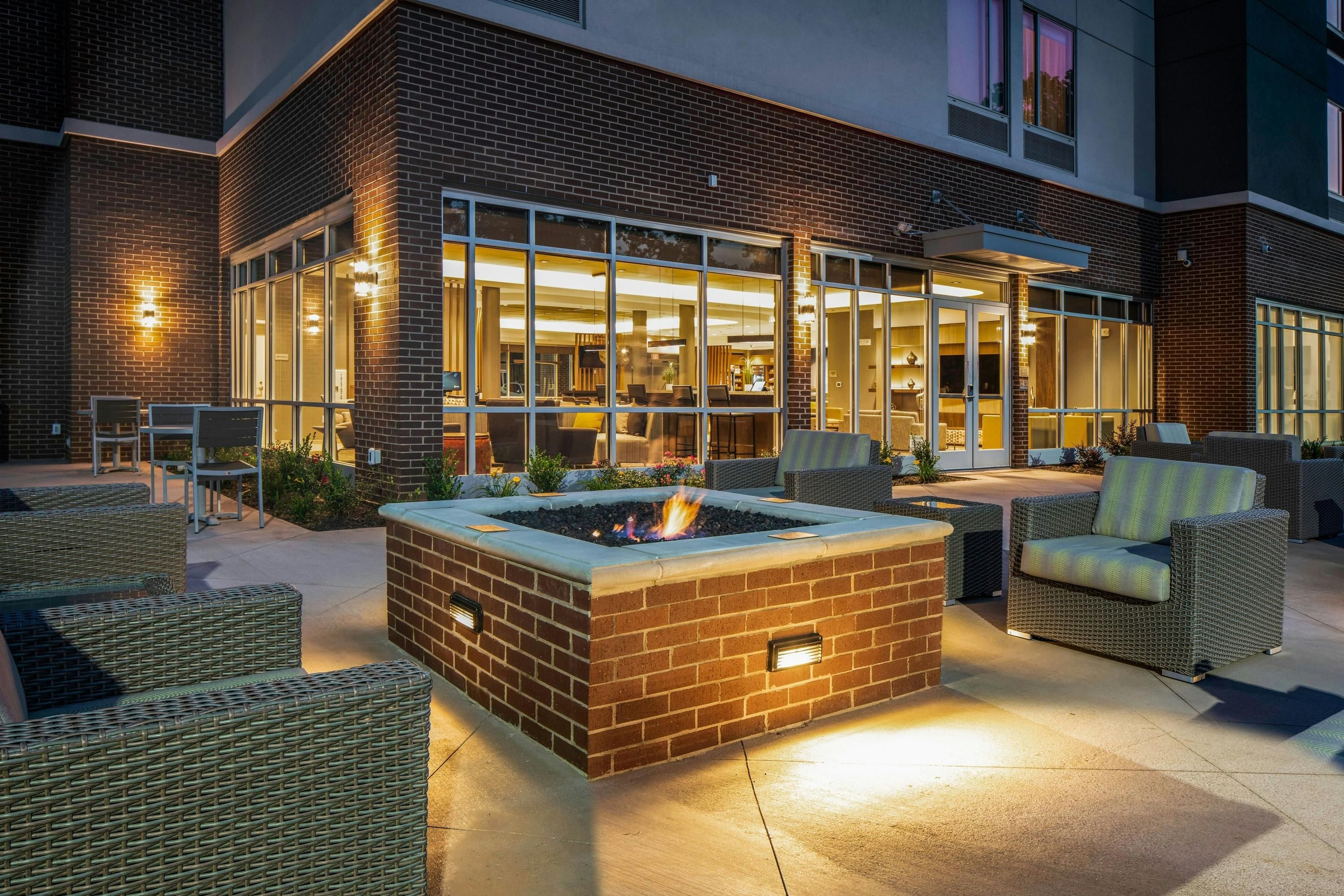 SpringHill Suites by Marriott Charlotte Huntersville - Huntersville - Binnenhof
