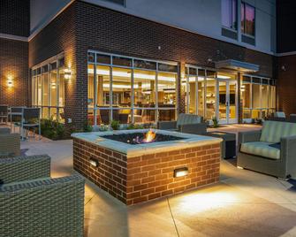 SpringHill Suites by Marriott Charlotte Huntersville - Huntersville - Binnenhof