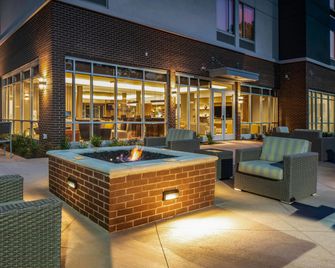 SpringHill Suites by Marriott Charlotte Huntersville - Huntersville - Binnenhof
