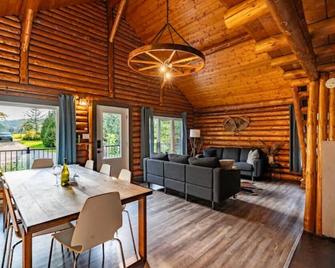 Les Chalets Tourisma - Chalet en bois rond avec spa - Chalet du 4e - St-Raymond - Comedor