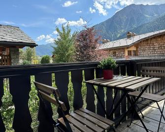 CentroCourma e Parcheggio e TopView - Courmayeur - Parveke