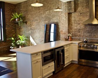 The Historic Berry Loft - Wheeling - Kitchen