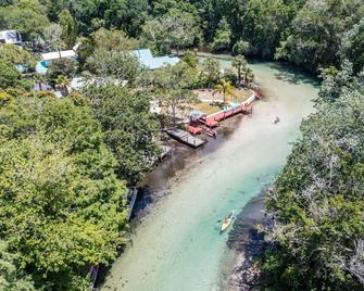 2/2 CABIN Directly on the Weeki Wachee River, Kayaks and a Canoe for Family Fun! - Weeki Wachee - Building