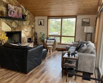 5 bedroom Oasis in the heart of Fairmont Hot Springs - Fairmont Hot Springs - Living room