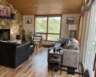 5 bedroom Oasis in the heart of Fairmont Hot Springs - Fairmont Hot Springs - Soggiorno