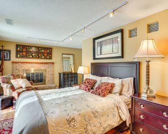 Charming Savage Home w/ Yard: 18 Mi to Minneapolis - Savage - Bedroom