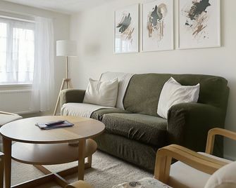 Private guest house - Double bedroom, en-suite and workspace with private entrance, first floor with no lift and no full kitchen - Leicester - Soggiorno