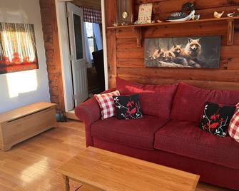 The Cozy Cabin On Long Point - Geneseo - Living room