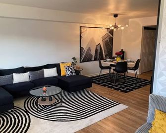 Sleek 2 bedroom unit with parking plus car rental! - Philadelphia - Living room